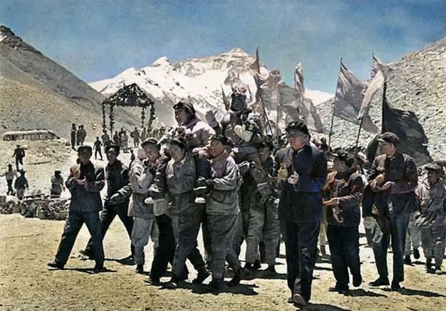 1960年初，中国、 尼泊尔 就 珠穆朗玛峰 归属问题再度展开谈判，但尼泊尔首相