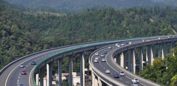 14亿中国人养不起高速？8年亏空6万亿，美国高速免费却能盈利。美国的高速随便上，