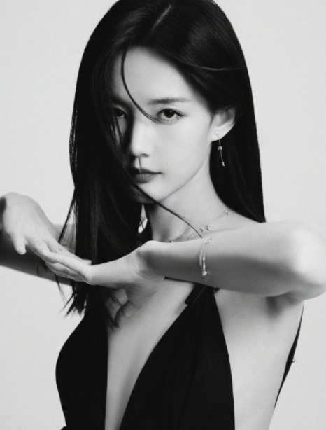 #李一桐冷脸飒气妆#  李一桐真的有一种又美又飒的气质，特别是冷脸的时候，有一种