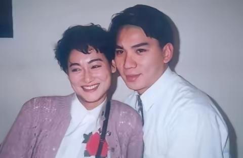 1988年，距“三级艳后”叶玉卿拍下露两点的周刊照还有2年，28岁的惠英红就轻解