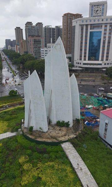 风正帆悬城雕损毁照片在网络广泛传播，引发市民担忧。台风麦德姆后真实的三帆，警惕虚