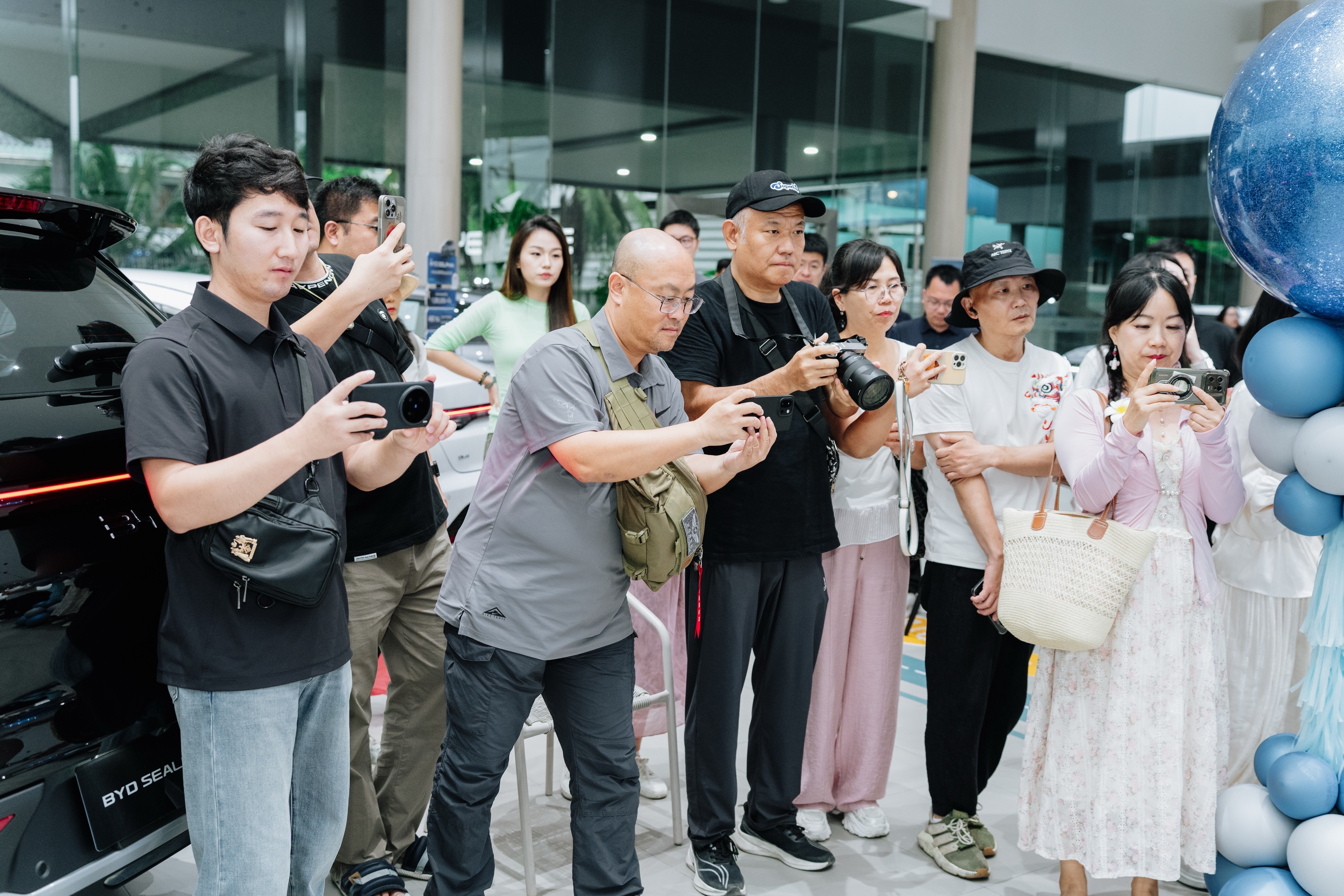 千年前的丝绸之路上，驼铃声声，商队驮着丝绸和瓷器一路向西。如今，这条古老的道路迎