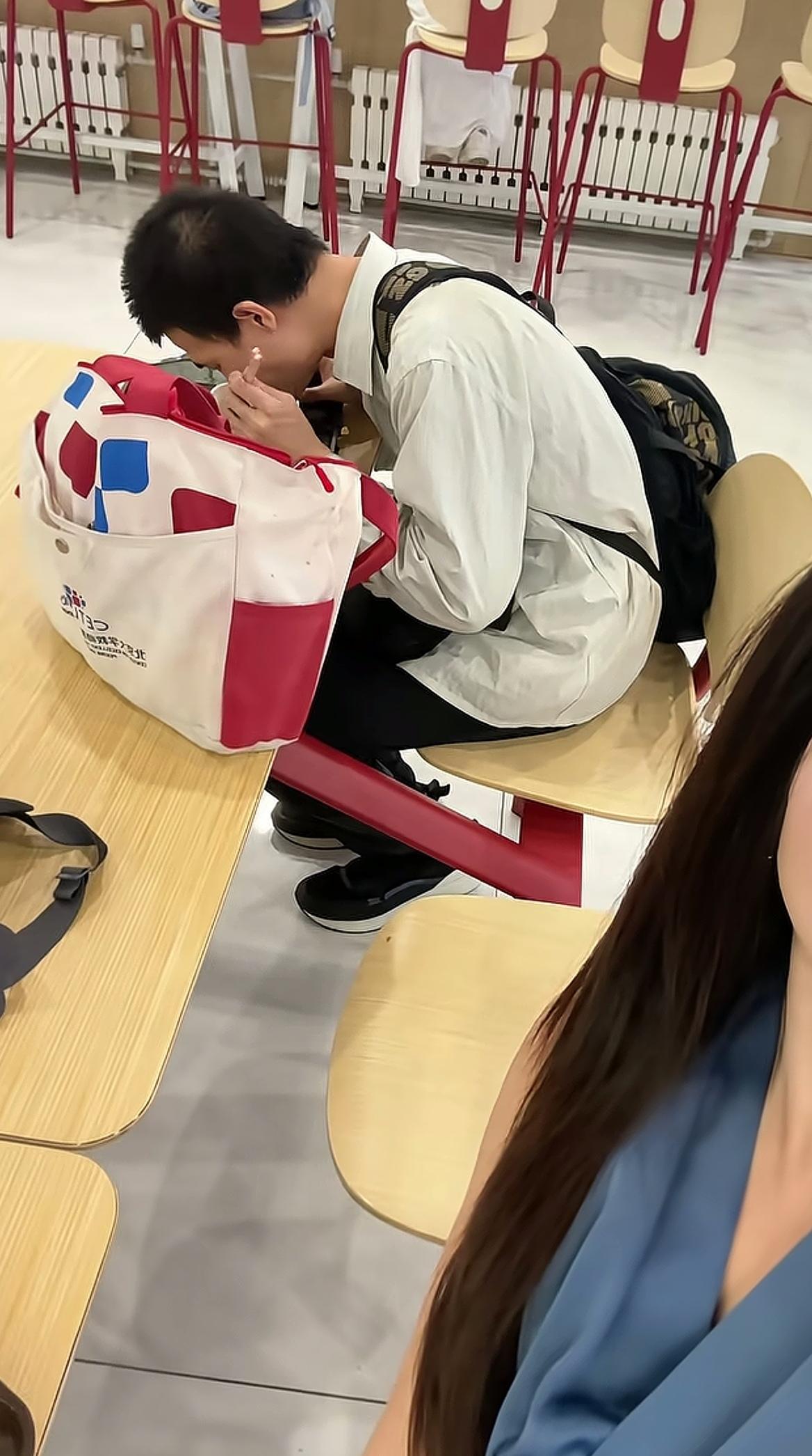 长发美女和韦神坐一起吃饭，拍照后被网友狂怼：他对你没兴趣！
6月29日，一位长发