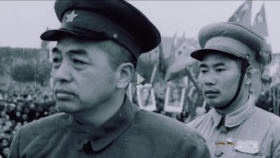 有一次开国上将杨得志到颐和园散步，突然发现前面有一个人很像彭老总，他要上前打招呼