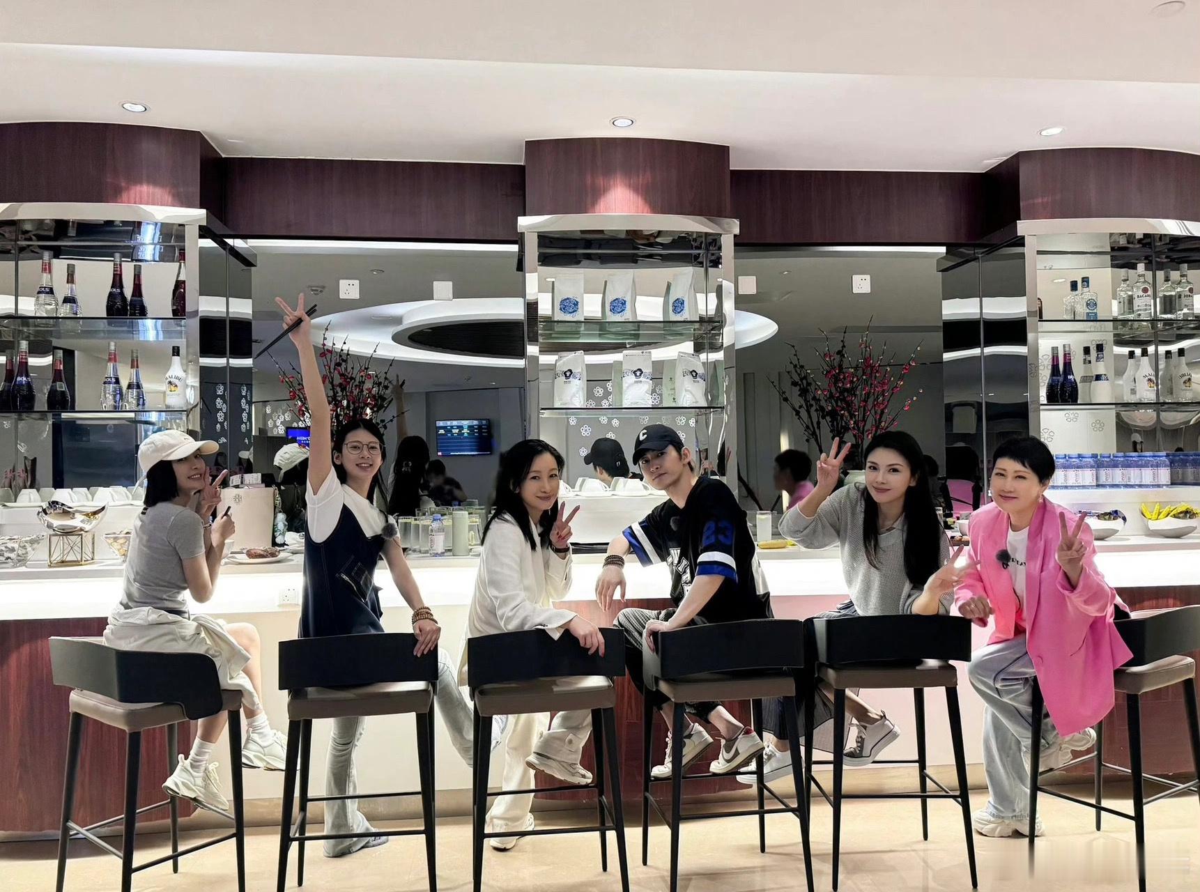 #花儿与少年好友记# 合体打卡，状态还挺好！第一站六人组：秦岚、秦海璐、张翰、张