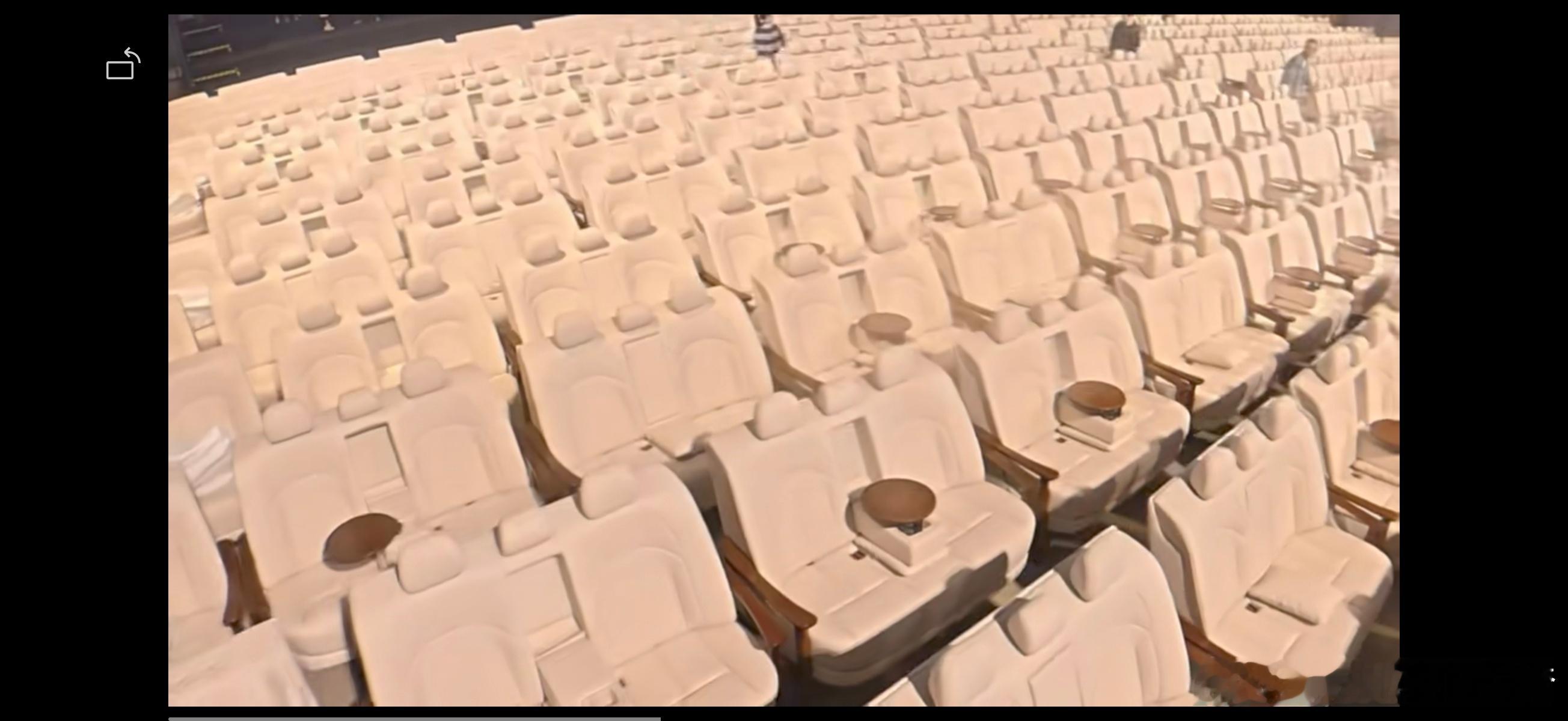 东风日产居然把白云国际会议中心的座椅全部换成了自己的沙发，这真有点狠，但又更让人