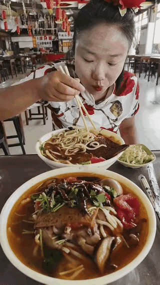 近日，网友吐槽一个年轻的女子和相亲一起出去吃饭，人家饭店老板刚刚端来一份，女子就