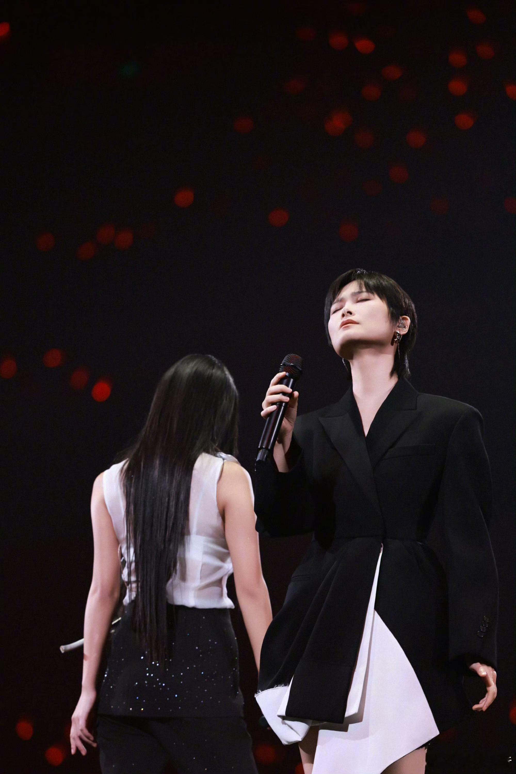 李宇春北京演唱会嘉宾陈粒 「皇后与梦想」巡演北京收官站邀来老朋友做嘉宾，狠狠拉高