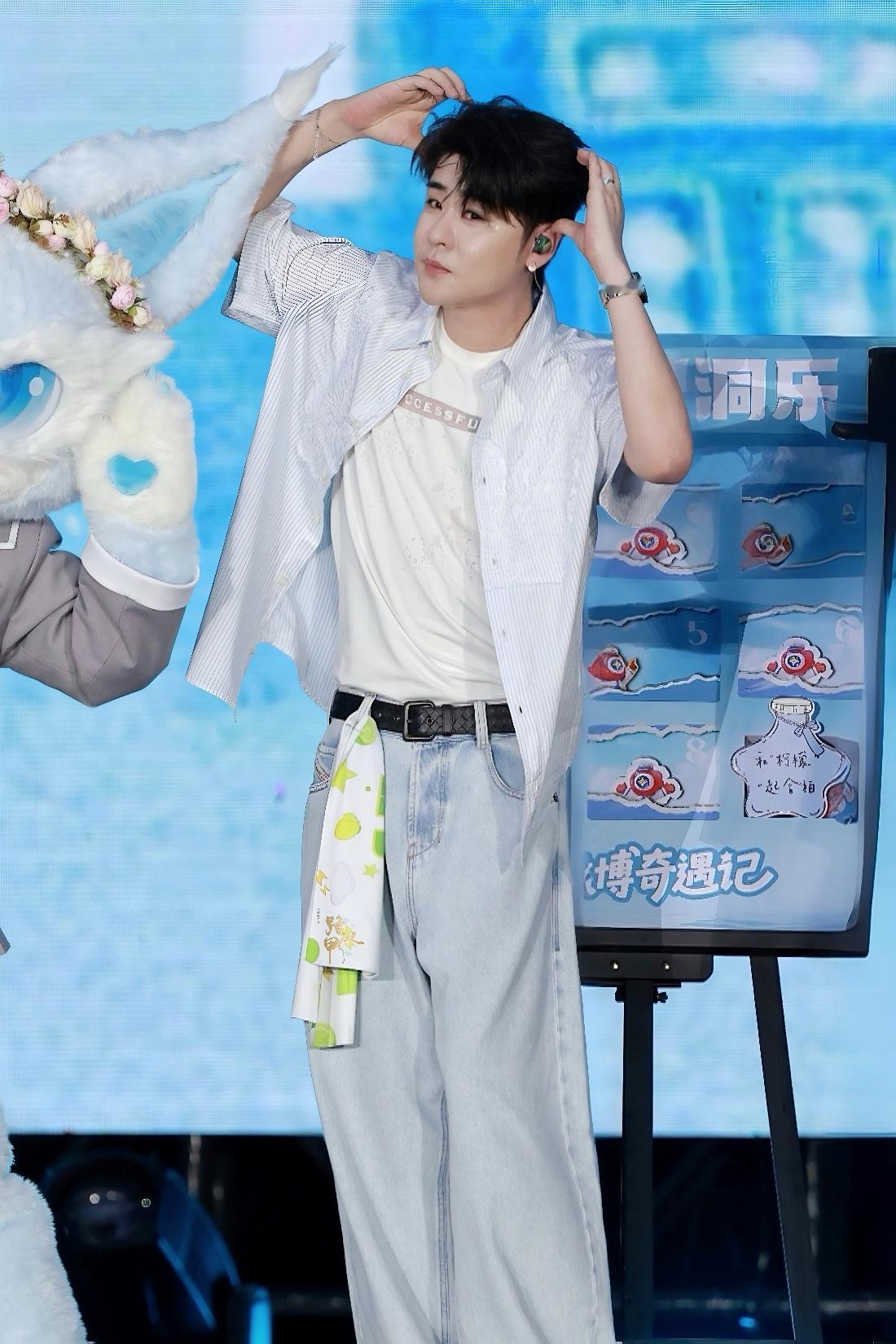 张云雷靠近你演唱会 明媚的清晨，是从一只毛绒绒、软乎乎、糯叽叽的“小狗”开始的呀