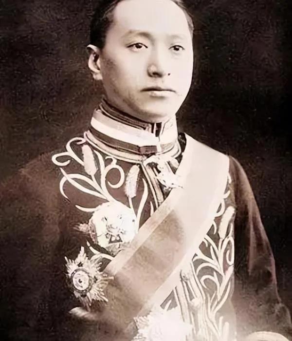 抗战期间，顾维钧两次从伦敦，回到重庆，都住在最好的嘉陵宾馆，但仍感觉不够方便，时