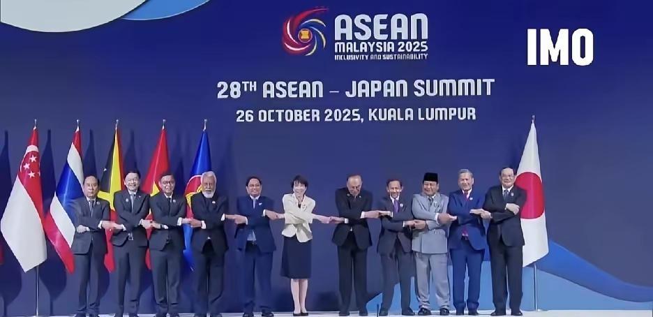 【特朗普，已到日本！见日本国王时，不拜，不抱，不鞠躬，就简单握个手，一句“一个伟