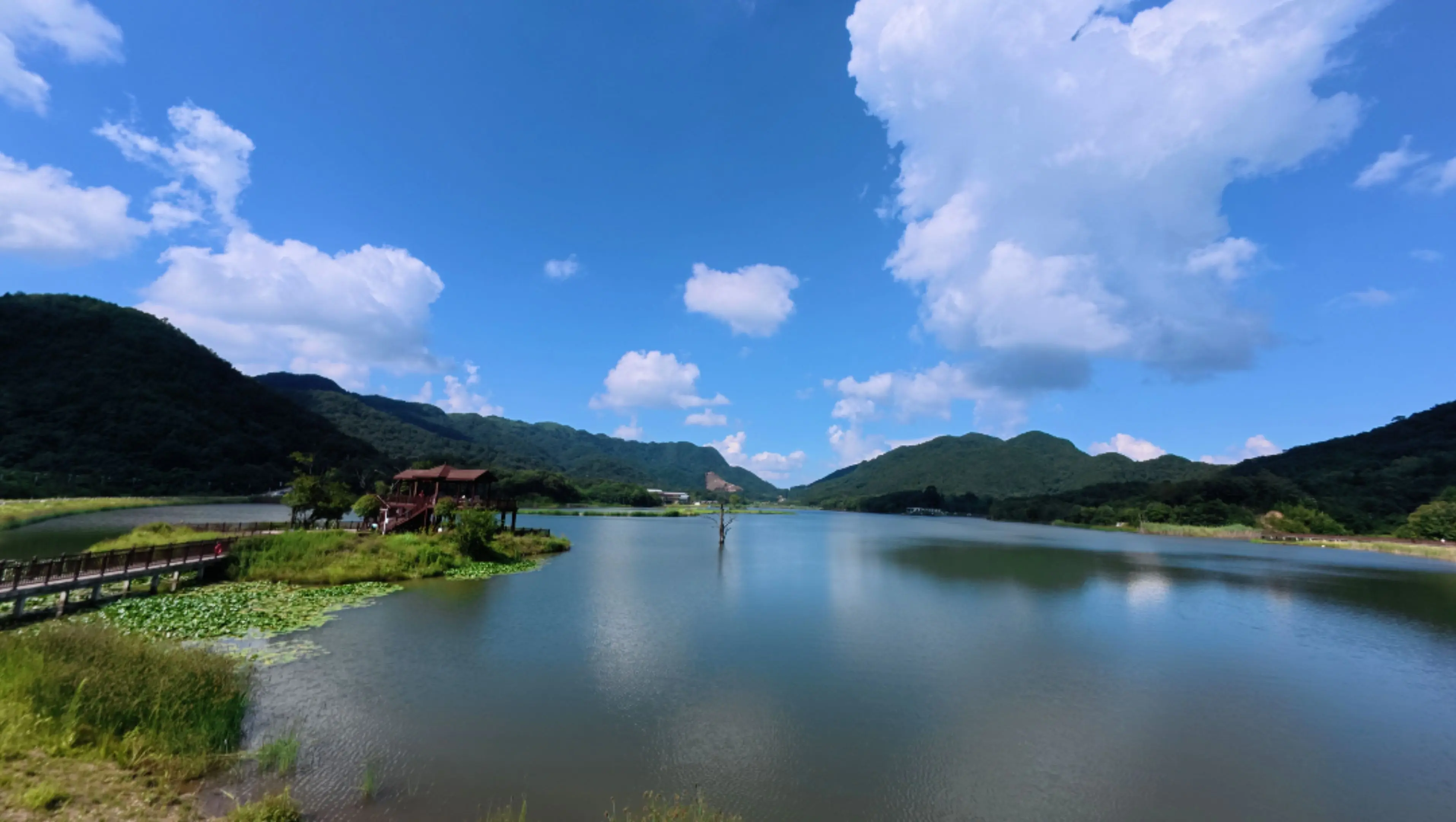 四川广元月坝的近月湖太美了。这就是手机随手一拍的图片 根本就不需要什么...
