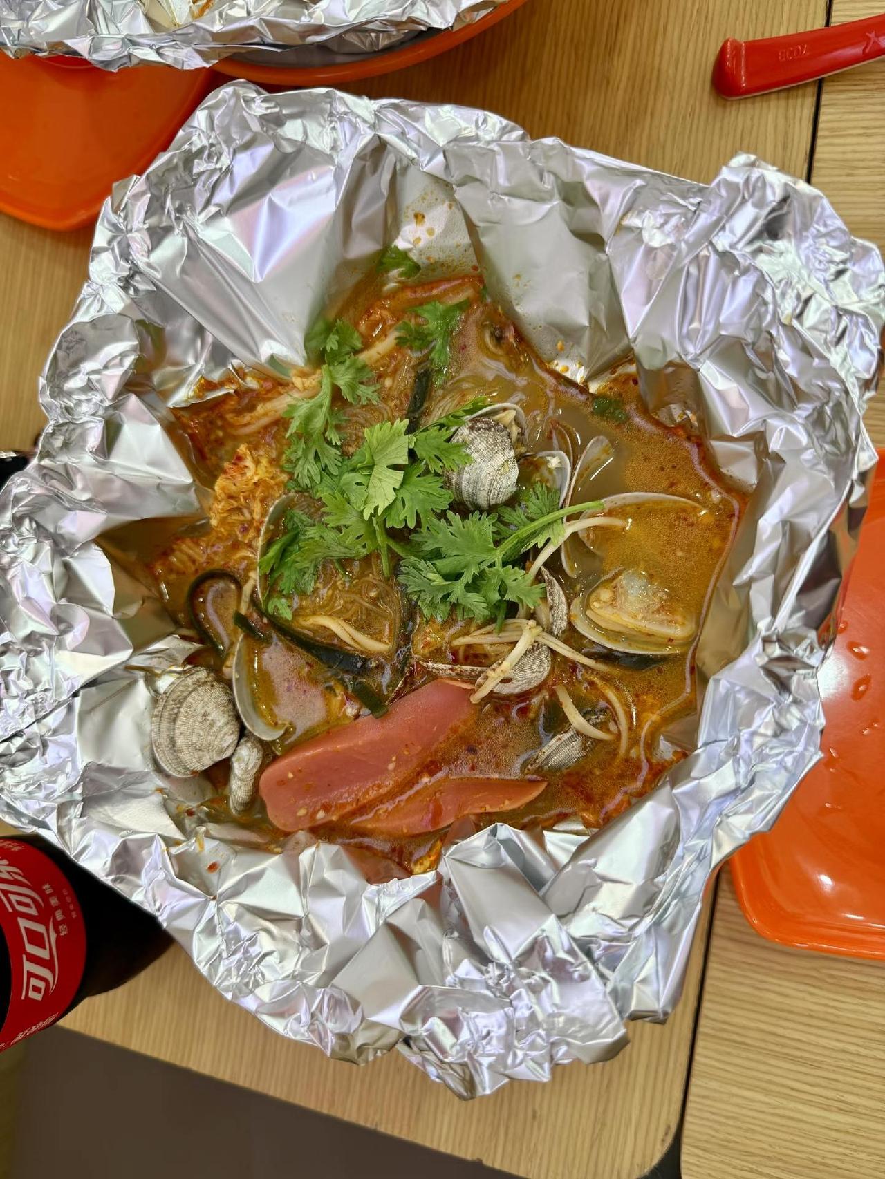 浓郁鲜香直钻鼻腔 ，花甲个头饱满，在浓郁汤汁里 “泡澡”，轻轻一嘬，鲜嫩花甲肉滑