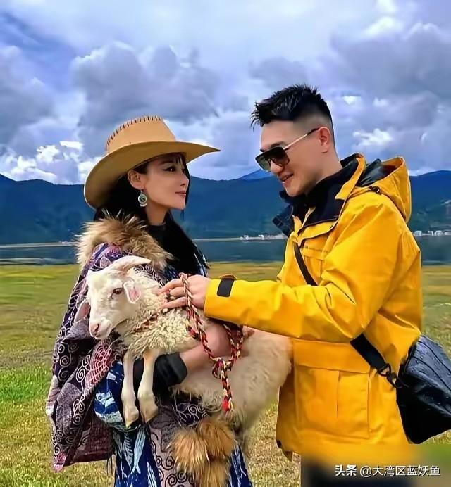 何捷换岗了。
 
不是转业去当网红，也不是跟着张馨予进娱乐圈，是拎着公文包进了广