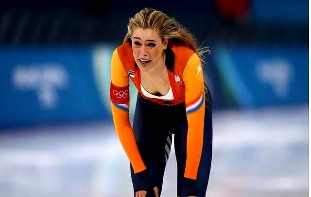 一个下意识的动作，竟然能换来上千万的合同。

这事就发生在米兰冬奥会上。荷兰速滑