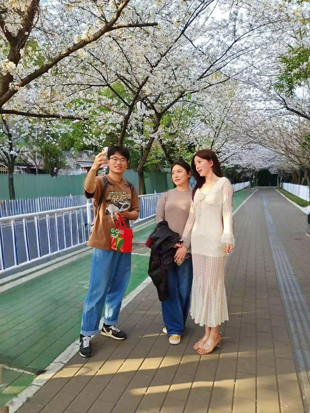 光鲜亮丽的外表下，有一颗需要刺激、躁动不安的心。