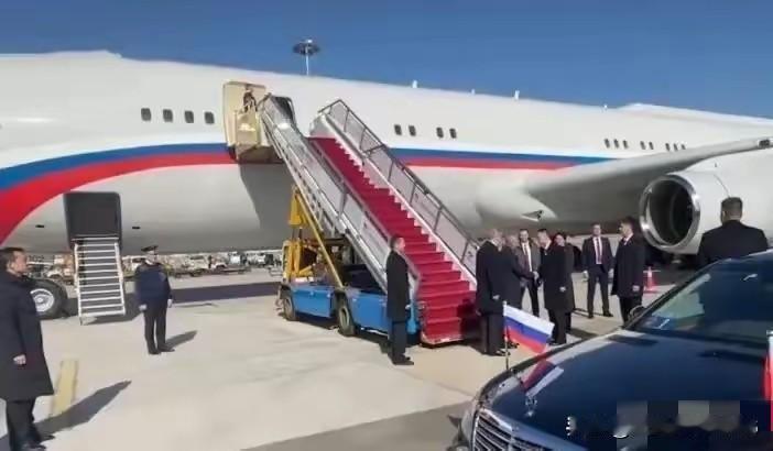 你发现没？绍伊古这次落地北京，机场连红毯都没铺，可人家专机刚停稳，翻译和安保就已