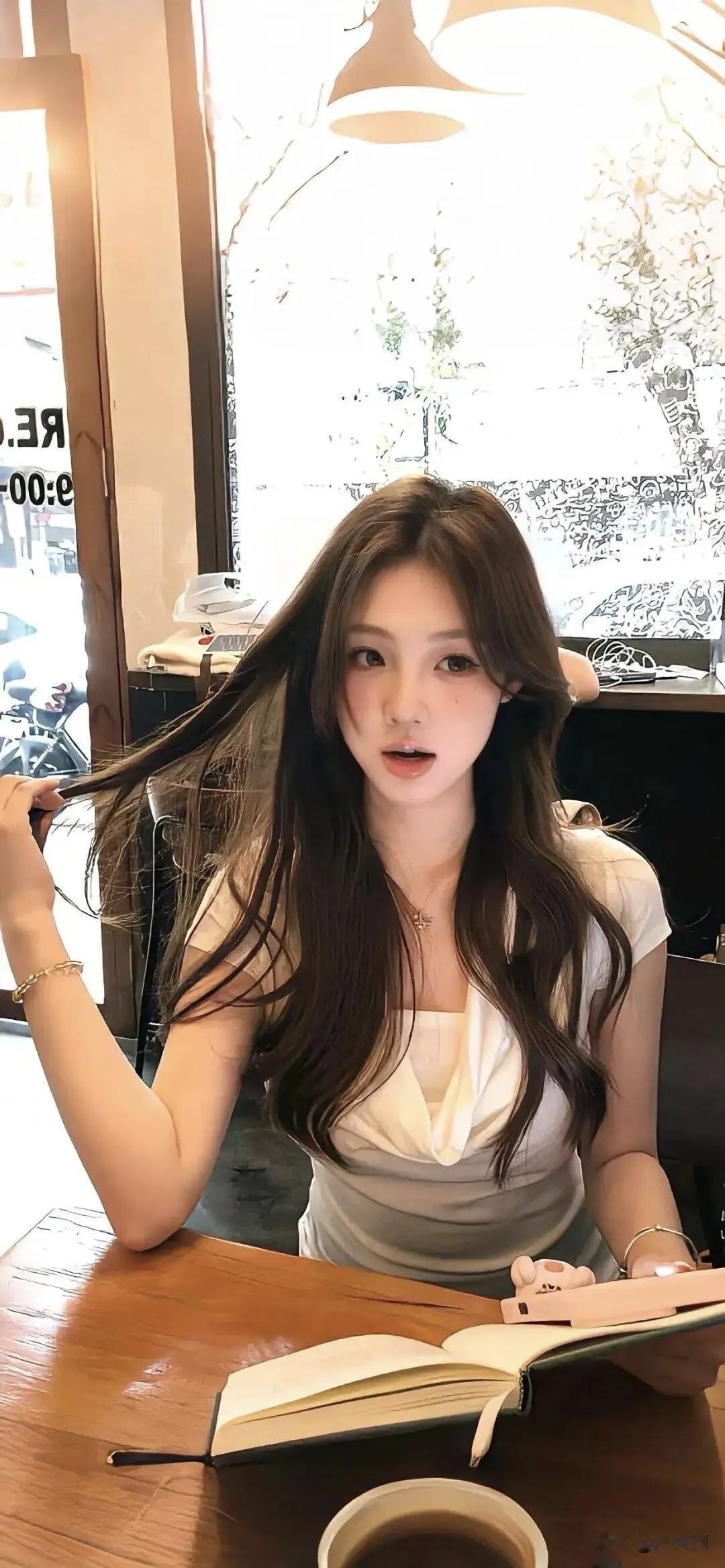 窗边晴光拂鬓丝，漫捻长发意迟迟。
卷册轻摊凝睇处，咖啡微漾暖香时。
明眸流盼惊鸿