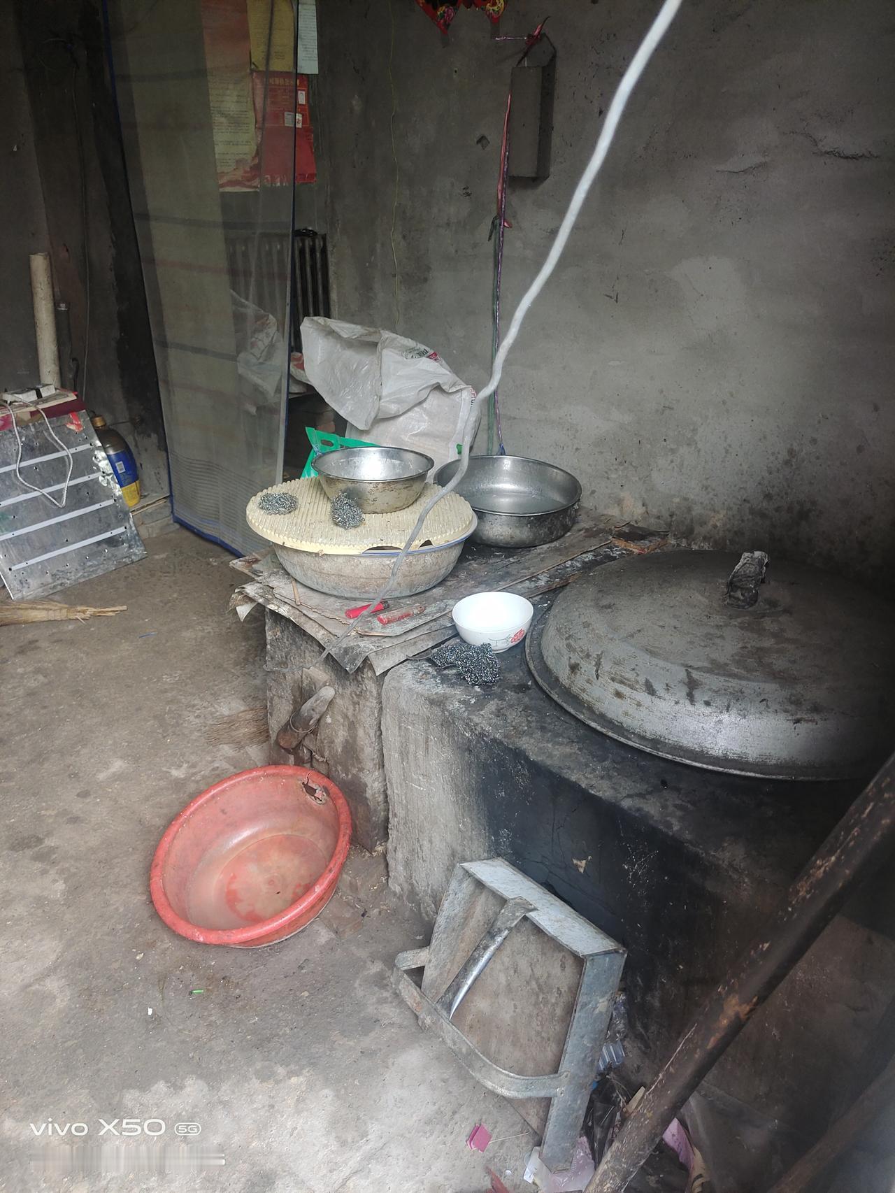 良婶子并不大，甚至是比我几岁，我的辈份在村子属于中等偏上，但是良婶子家的辈份是屈