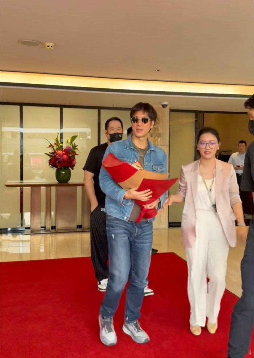 王力宏现身深圳机场，一路奔赴大湾区体育中心，状态在线气场十足。今晚腾势N9闪充版
