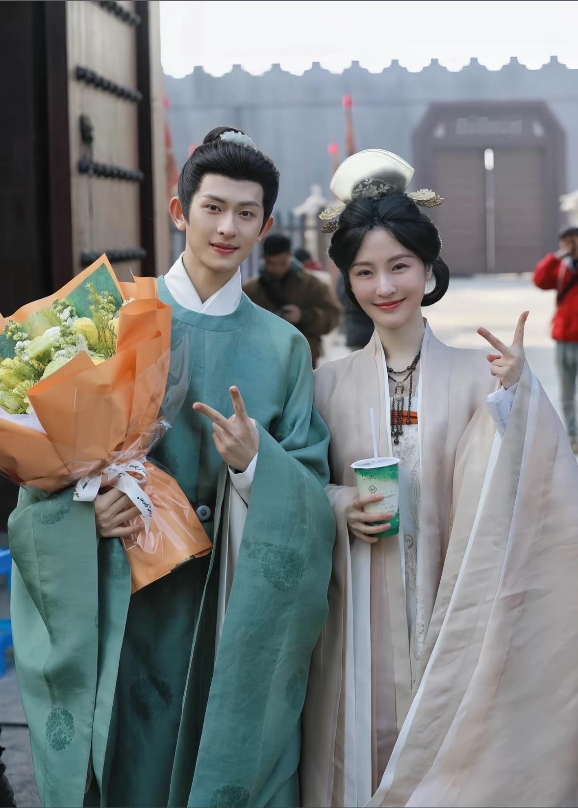 陈添祥  安利陈添祥 看来今晚没有“夜宵”了那就睡啦～但刷到两张合照～板正帅气添