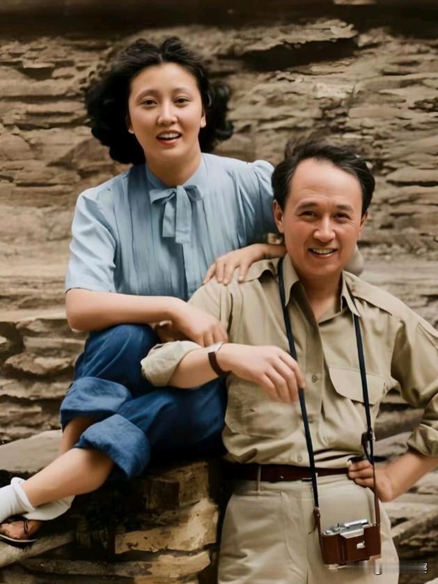 这张照片是钱学森和夫人蒋英，拍摄于1954年美国康奈尔大学附近的红石峡谷，那会儿