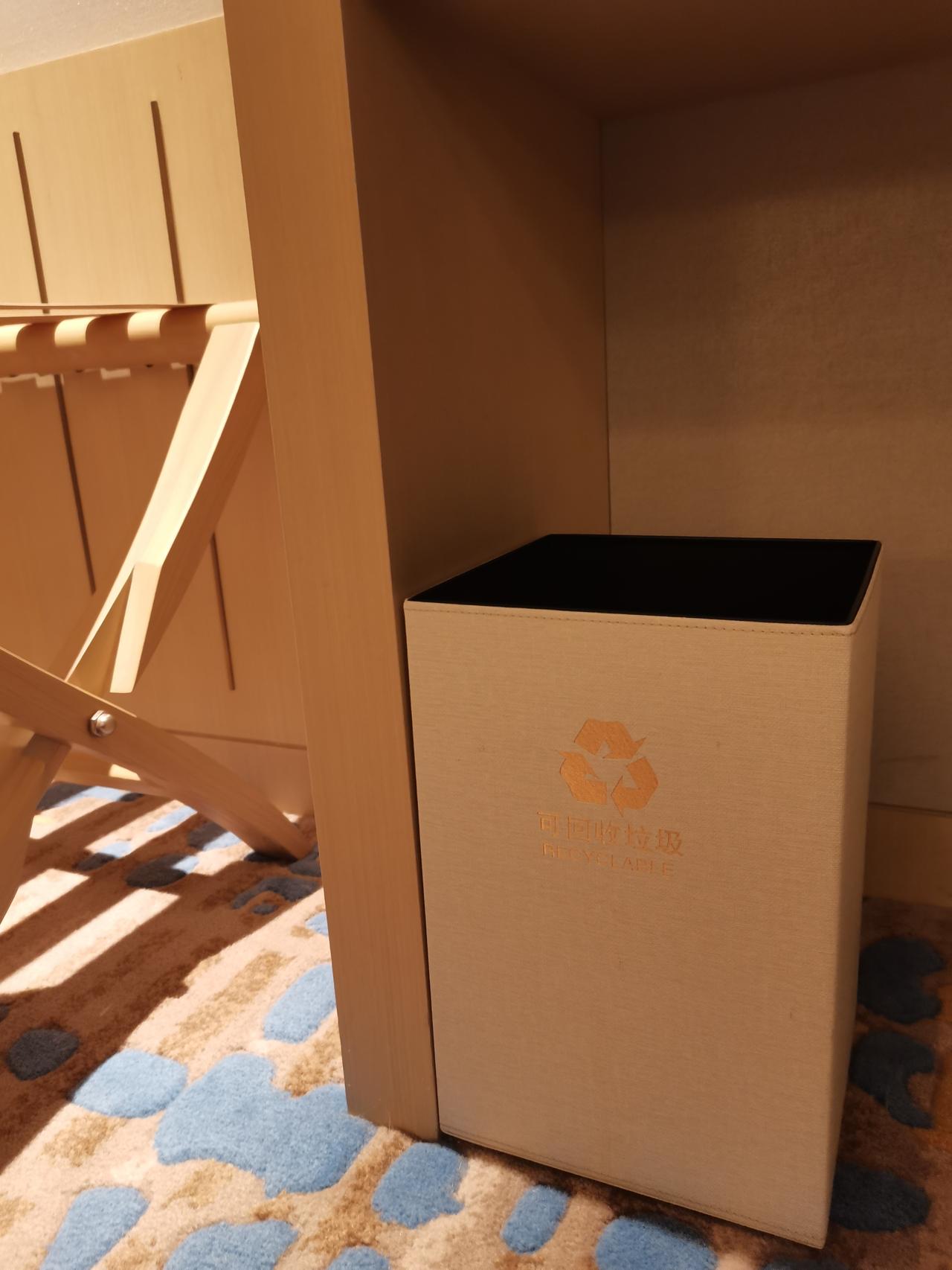 新春深圳之旅，在希尔顿花园酒店又开了一回眼界，客房中的垃圾桶居然实行了分类。
房