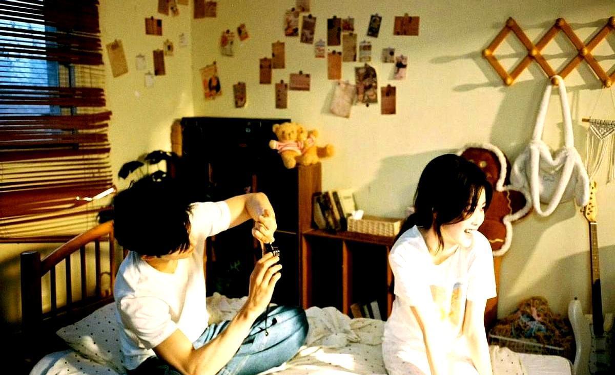 王星越、白鹿几张睡衣合照，直接把全网炸了。
这种“不修边幅”的亲密感，瞬间冲上热