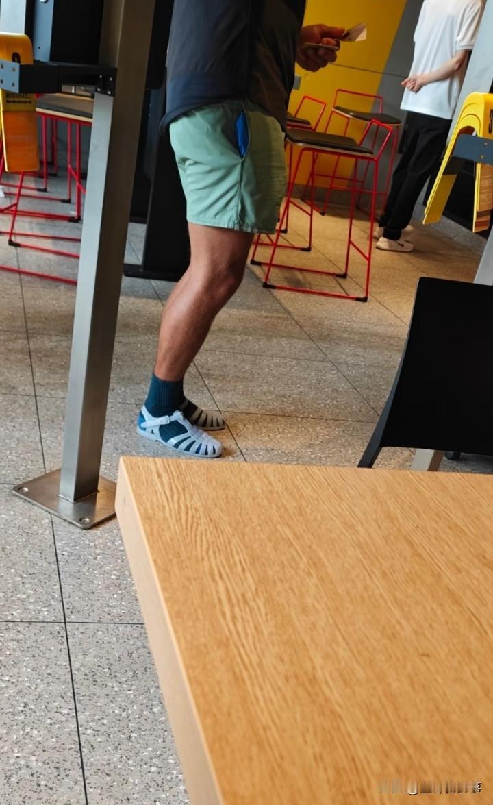 我是对这鞋有啥误解吗
已经看见好几个外国朋友穿了