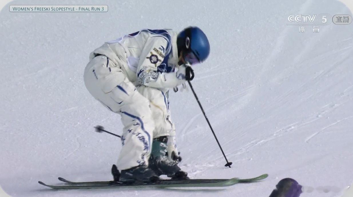 谷爱凌第三滑意外摔跤 最后获得女子坡面障碍技巧的银牌🥈全民聊冬奥