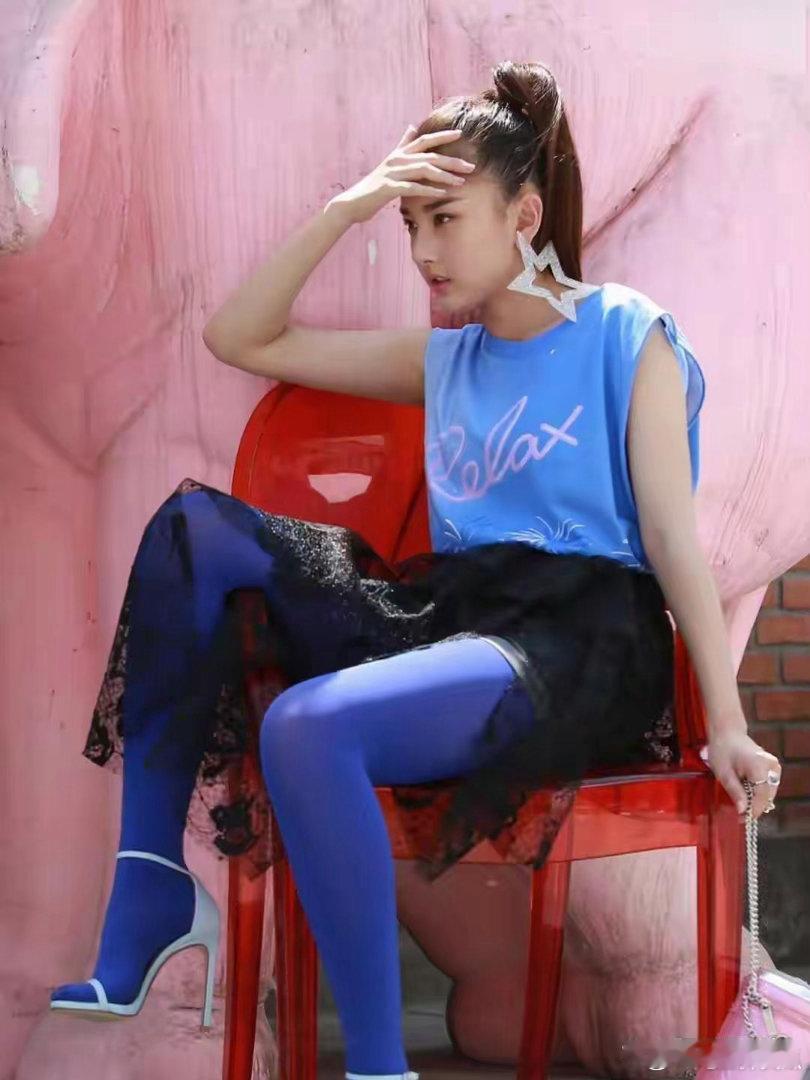 早期带婴儿肥的宋祖儿，蓝丝袜搭配黑纱裙个性穿搭 
