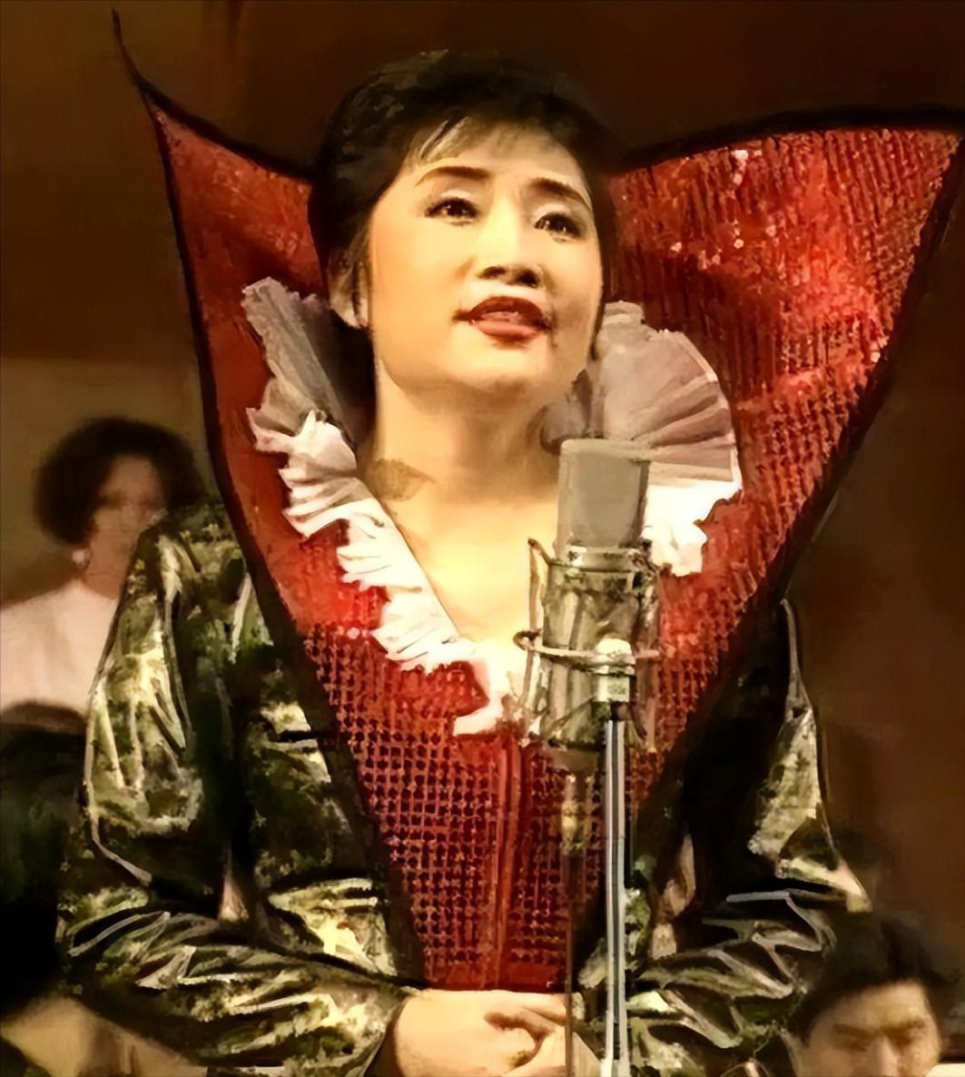 曾几何时，她的歌声响彻大江南北，那是华语乐坛最骄傲的金嗓子；可就在事业如日中天之