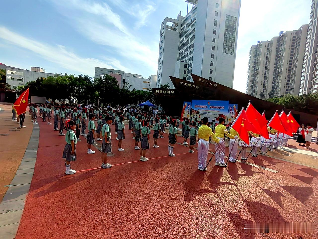 5月26日上午，赣州市新四军历史研究会副会长、党支部书记钟新华与共青团章贡区委副