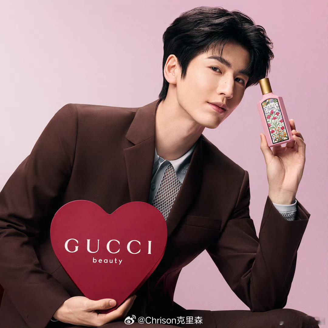 张凌赫 x GUCCI┊520大片释出，一袭修身棕色西装，搭配天蓝色内搭，清爽色