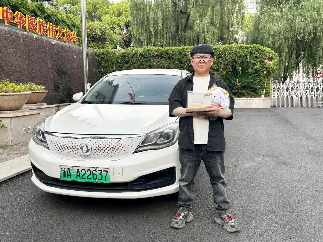 近日，一女孩意外落水被救，救人者不留姓名。杭州爸爸为此奔波多日，翻遍监控，排查车