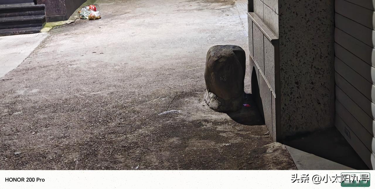 宁海县缺德之人，在门前墙角摆放巨大的障碍物，造成车辆磕碰，危害巨大，是巨大的隐患