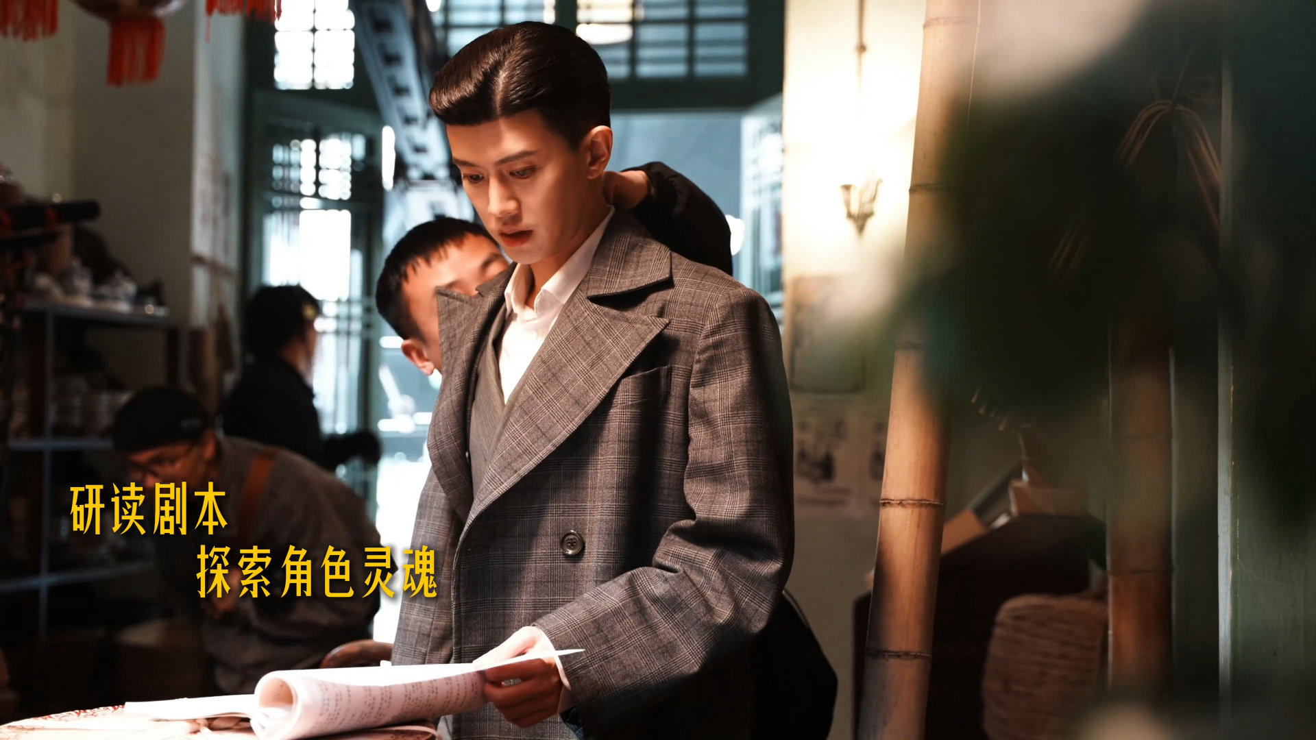 所有人都向前逃离的时候有人义无反顾的冲向敌人这大概是何贤最受冲击的一次也为他成为