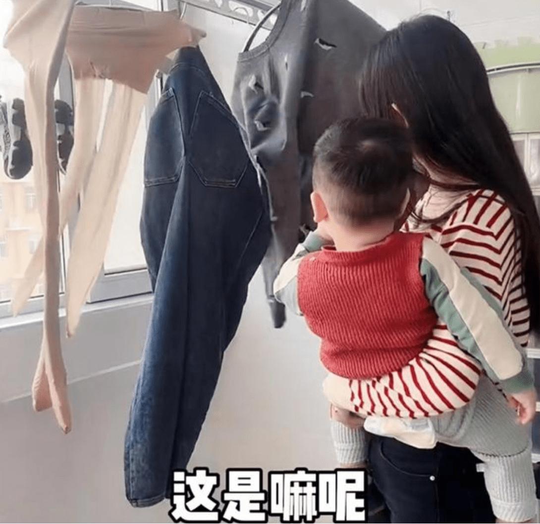 夫妻二人结婚已有三年，有个两岁大的小孩在家里。周六的时候，老公放了假。
我走过来