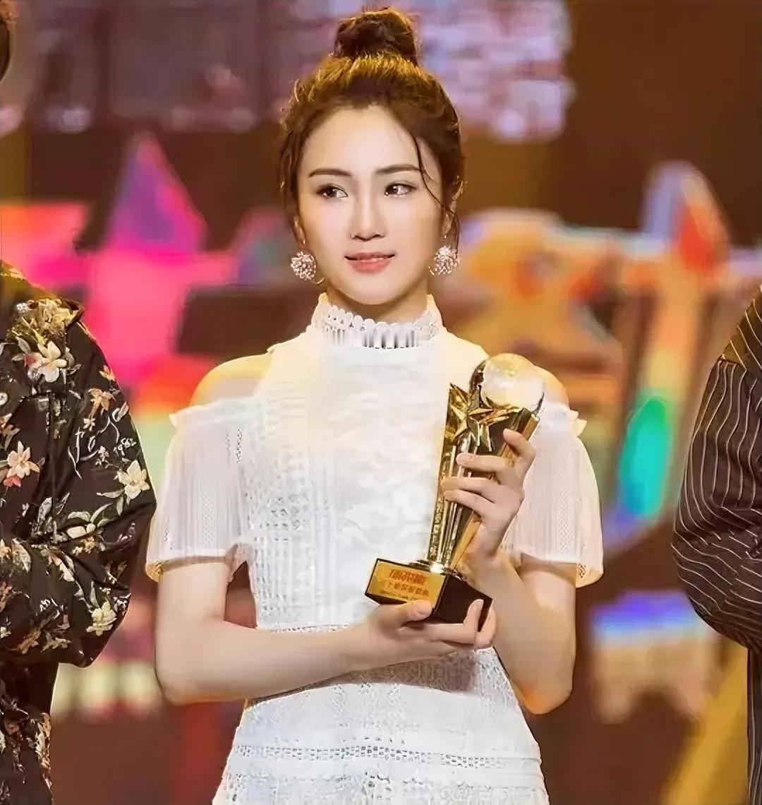 张凯丽女儿张可盈，矫情，不能吃苦，但是她长相甜美，身材好，有妈妈张凯丽的托举，一