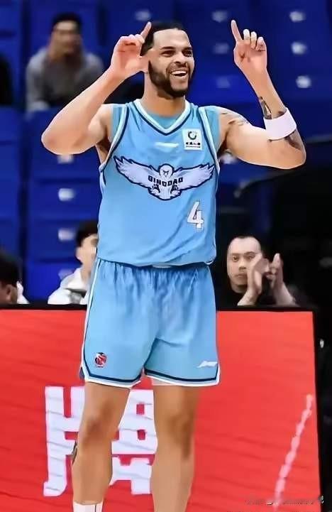 也不知道半场休息刘维伟布置了啥战术，难道就是投三分？第三节打了一半了，青岛就是浪