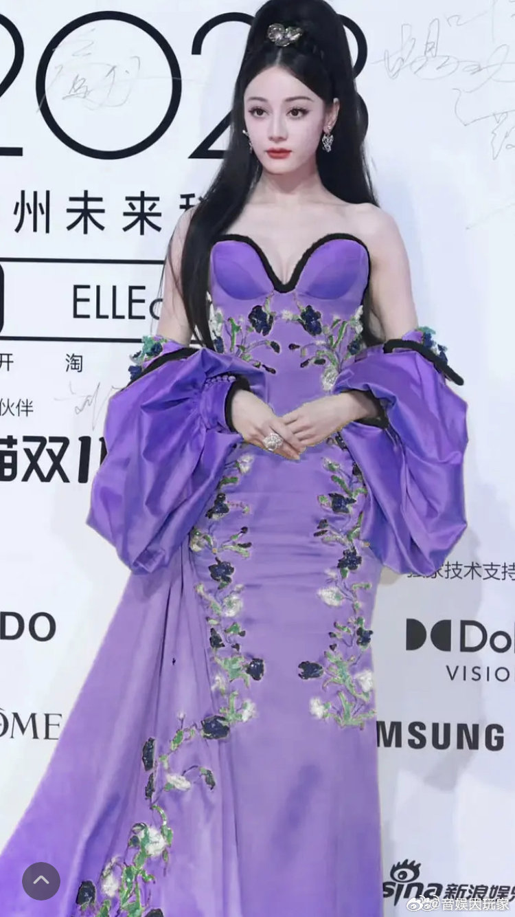 #网友们给迪丽热巴造型换了色# 当网友们直接给迪丽热巴的造型换了个颜色，感觉突然
