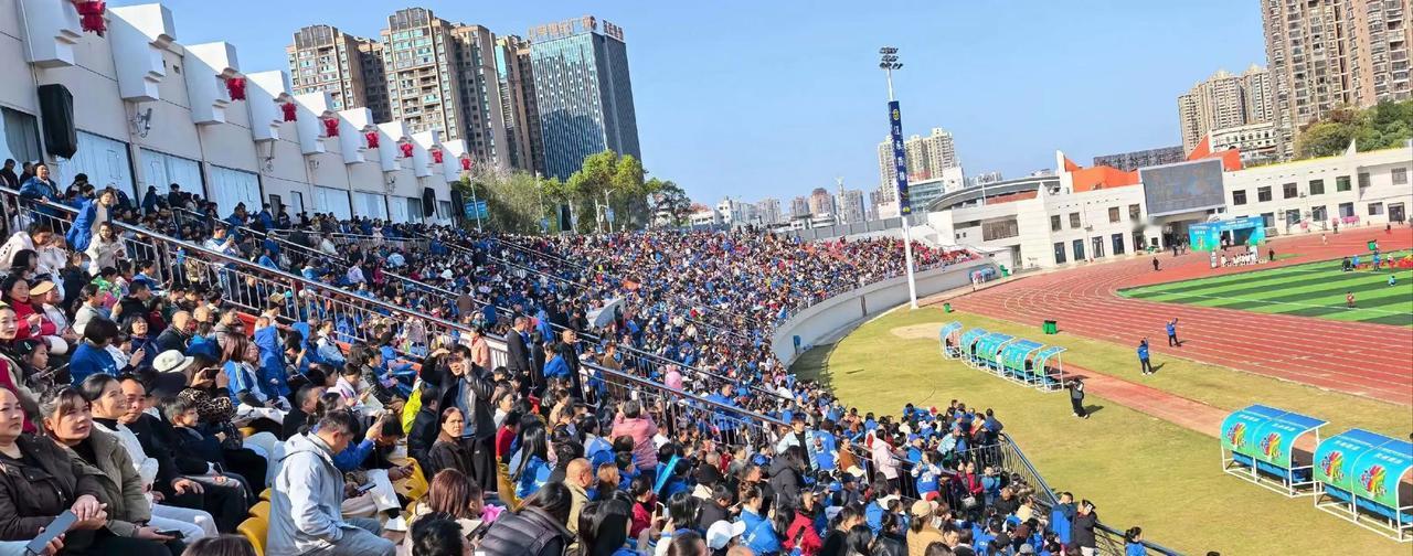 永州第二主场：10万人去看一场没有比赛的胜利。
娄底第一主场：空留余座等待一场早