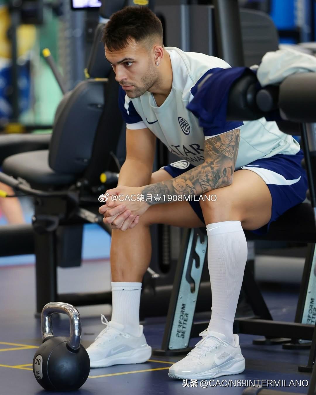 距离劳塔罗伤病已过去一个多月，
他已准备好重返赛场，利用国家队比赛日，
他正在加