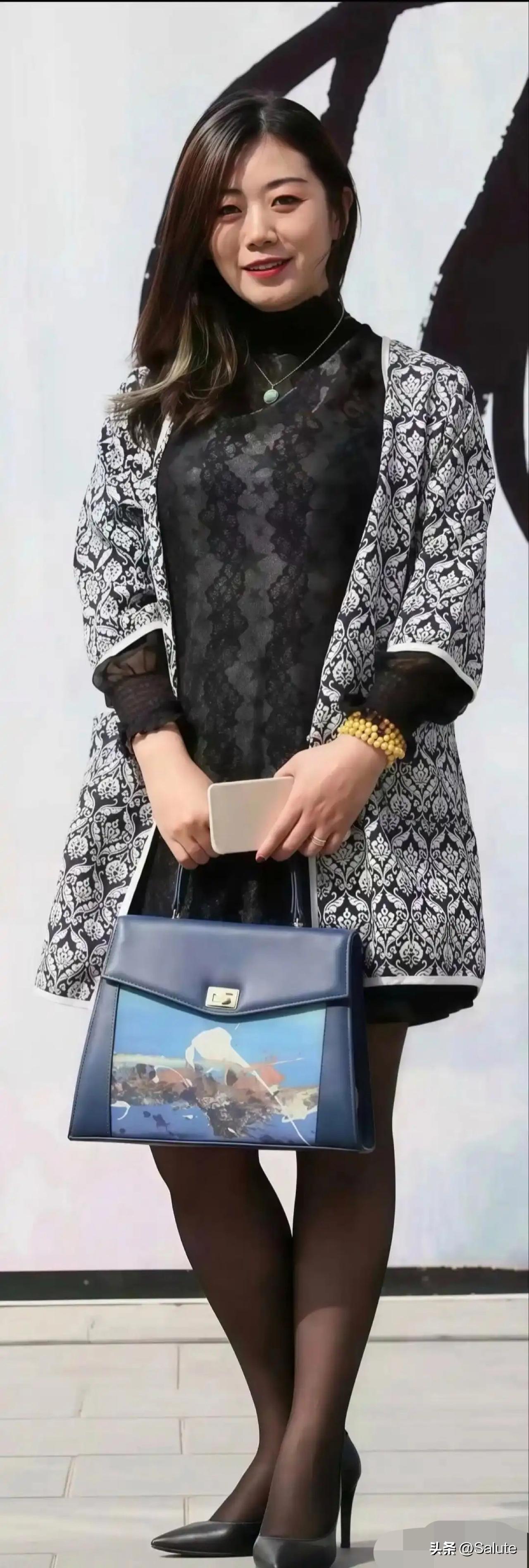 优雅出街，黑白印花裙搭配蓝包，尽显时尚气息！👗👜👠