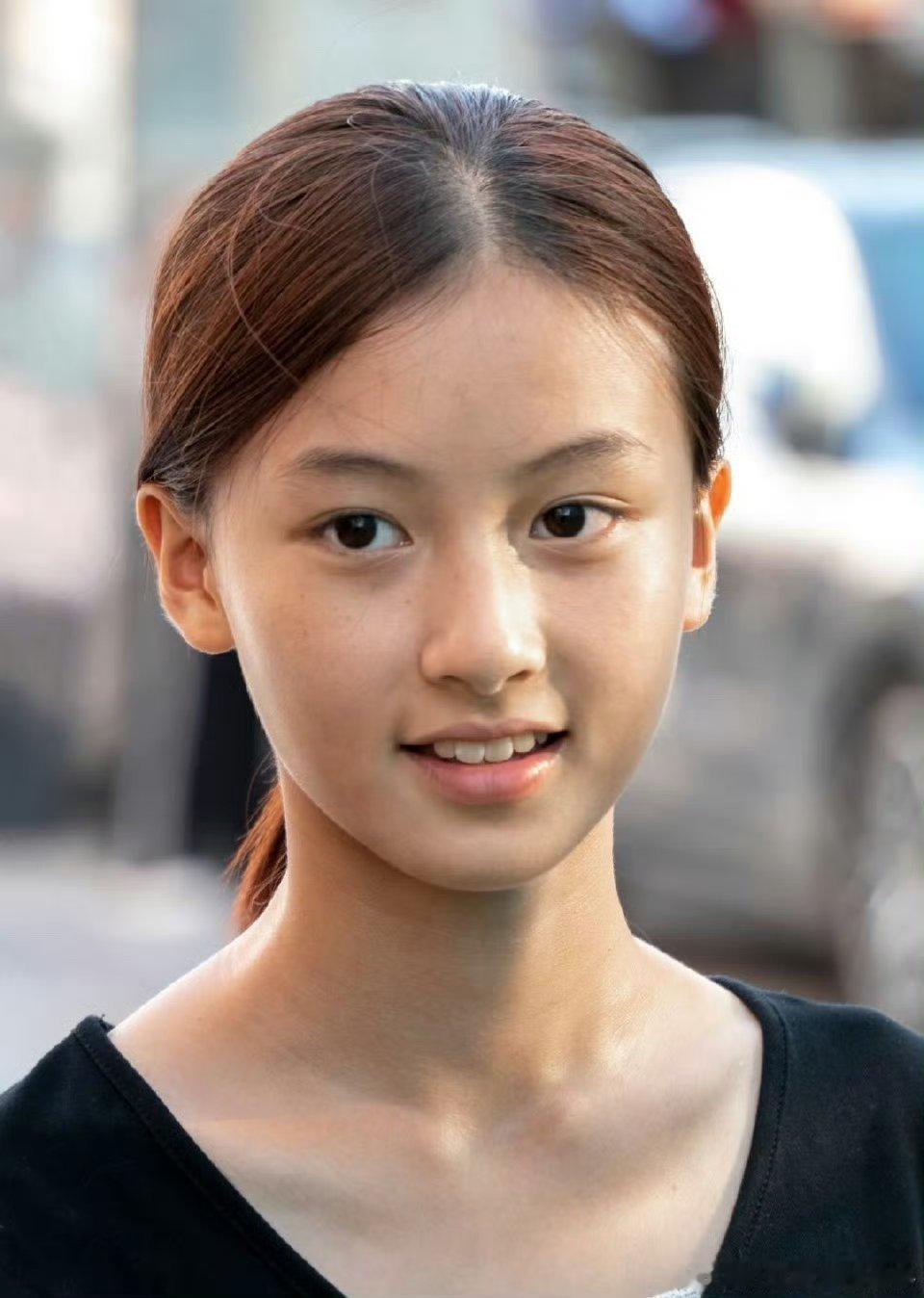 女孩街拍走红家长已拒绝多家MCN感觉要走跟丁真一样的路了。 ​ ​​​