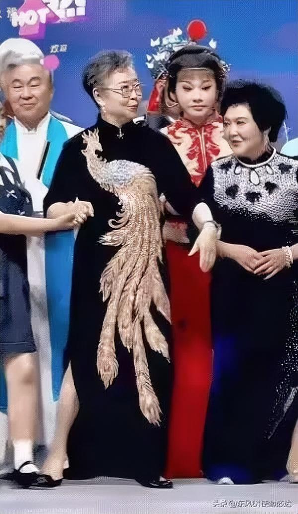 终于把抢C位这事给捋清楚了。

高桂智枝是特邀嘉宾，应该是站在第一排的，按照流程