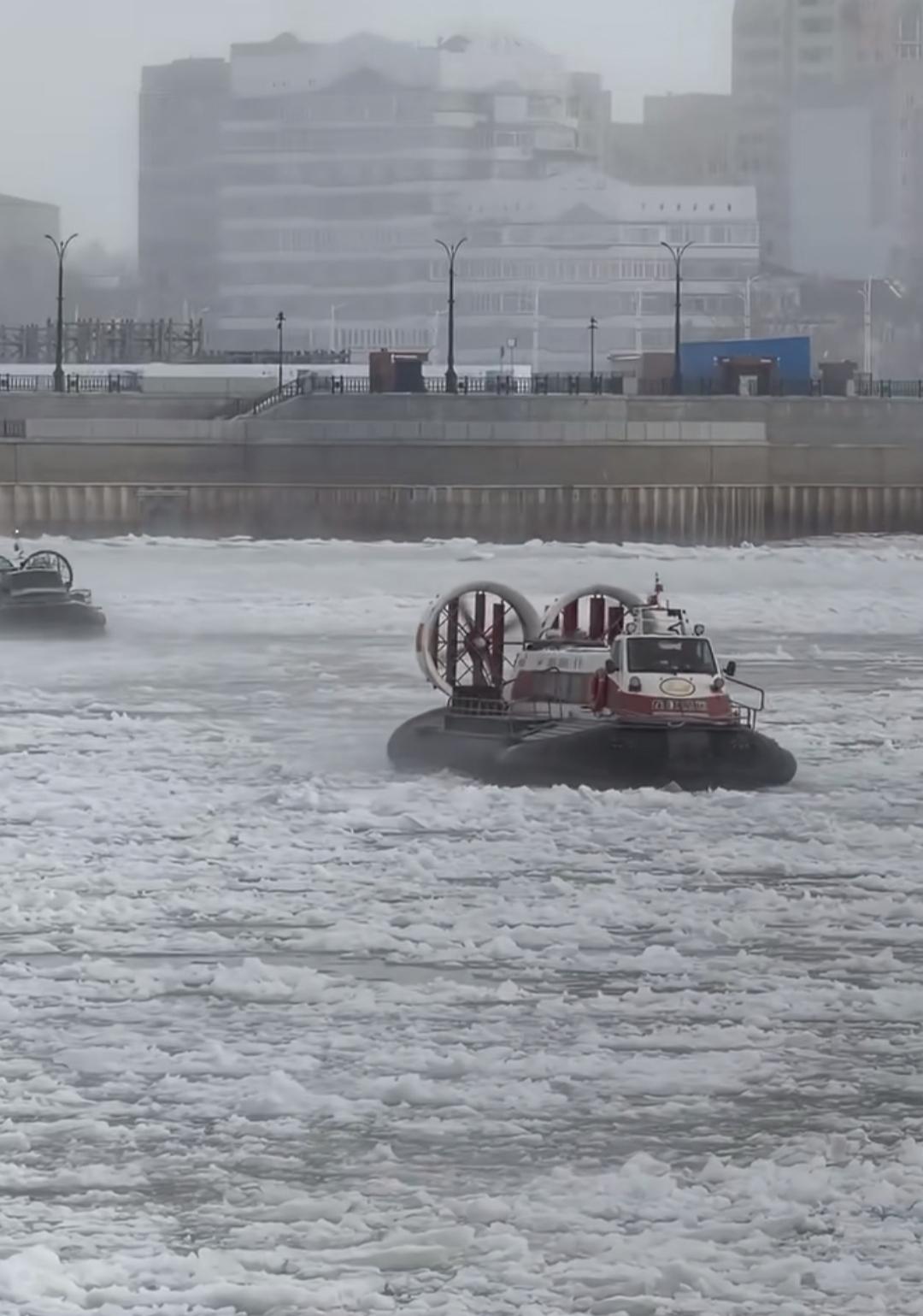 一大早，气垫船把大批俄罗斯人送过来，在黑河早市吃饭，然后购物，大约十点左右，他们