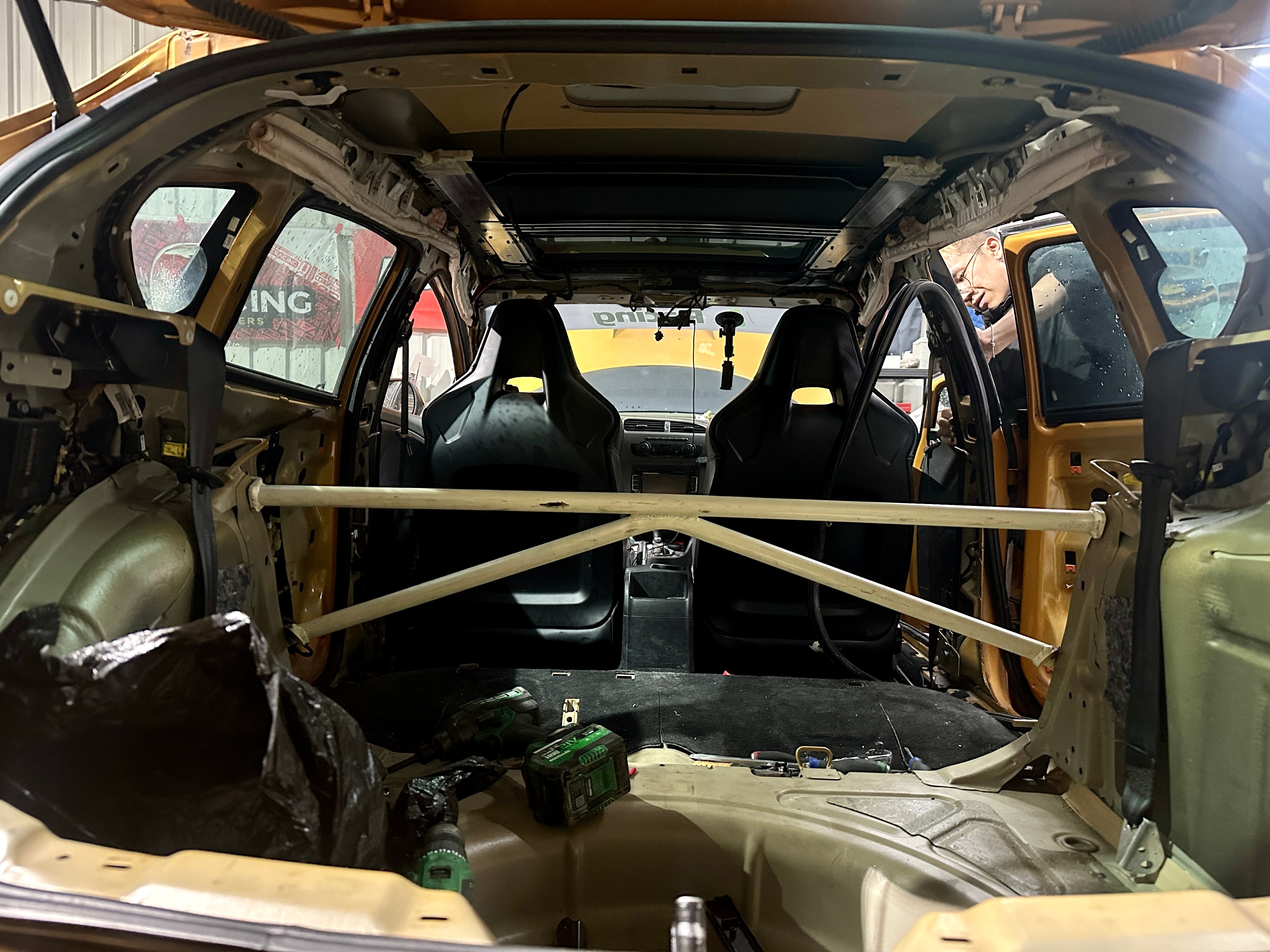 L RACING第一台减重车，没办法，这屌车原车1.5吨[允悲]下一步等座椅到了