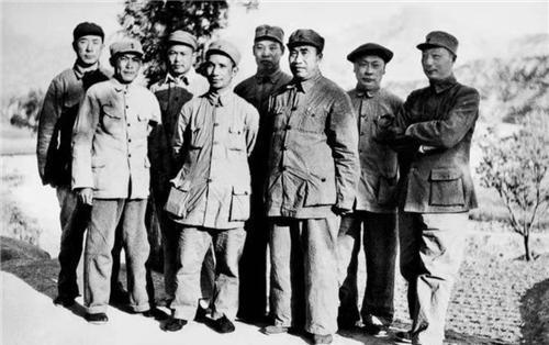 粟裕为何主动辞让元帅？三野众多将领因此整体低授一级，许世友落选大将是否与粟裕有关