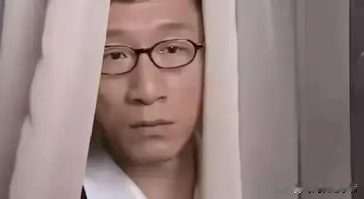 孙红雷最成功的作品《潜伏》真是让人百看不厌，余则成和翠平的潜伏，看起来搞笑，实际